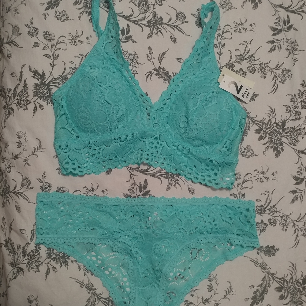 Lace bralette & pantie set with removable pads